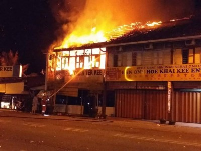 火神午夜光顾班台吞噬3店铺,庆幸无人伤亡。(照片取自脸书)