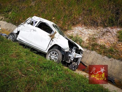 一家大小乘车在大道行驶时,忽然遭右方车道的轿车撞击后失控翻覆,3个月大的婴儿因此被抛飞出车外重伤不治。