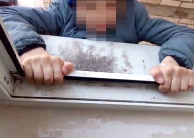 男童为博点击爬出窗半天挂。