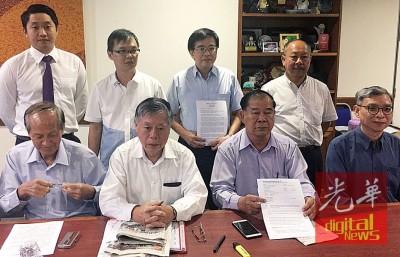 叶新田(左3)指出,向公司委员会注册一家私人有限公司乃遵循高等教育部的要求,以让新纪元学院顺利升格新纪元大学学院,因此并没有所谓“私有化”该大学学院的说法。左起杨天云、邹寿汉及莫顺宗。
