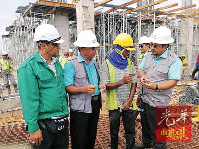 莫哈默费扎亲自向持有假卡的外劳问话,以了解事情来龙去脉。