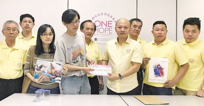 8万令吉手术费两天内筹足,蔡瑞豪(右4)、小佳洁父母余源曜及陈晓卿感谢各地人士的捐助。