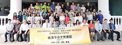 (左起)张贞明给纪念品给杜乾焕以及吴维城。