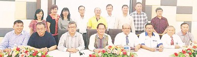 哈斯布拉(前排右4)与姚炜豪(左2)及董事部成员进行对话。