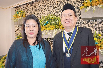 受封SMP的李豪恩与夫人合影。