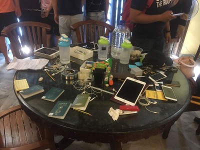 派出所以走中,搜查到各违纪工具。