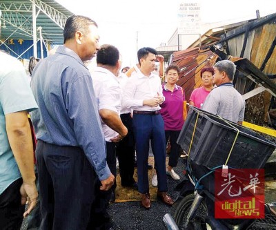 张盛闻(右4)省3家火灾灾民,应马华用救助重建家园。