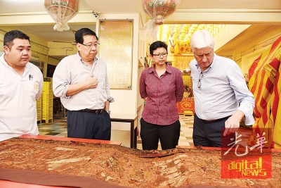 安德鲁(右1)每当祝友成(左2)、洪敏芝(右2)以及王振宋陪下,观这幅百年左右彩状况。