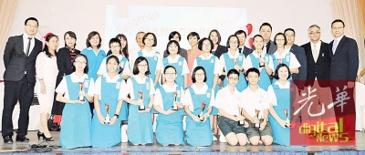 槟华小学家协及董事代表及考获8科A的2016寒暑UPSR精生合照。