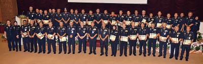 卡立(左10)到2017年警官设备研会闭幕仪式后,跟各国警官合照。