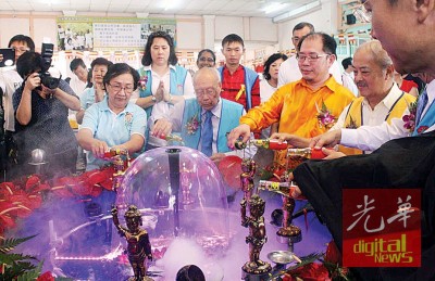 邱吉寿(左2起)、黄伟益、骆福汉等以花露浴佛。