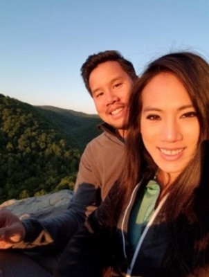 相中的未婚夫妇其后获得相片。(互联网图片)