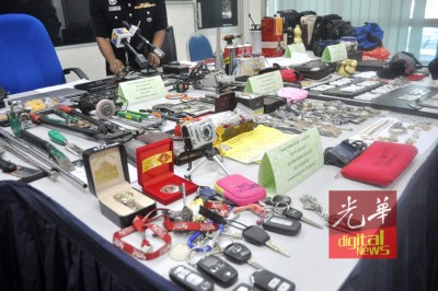 部分盗窃来的部份赃物,其中有金银珠宝、手表、酒类、电脑及手机等。
