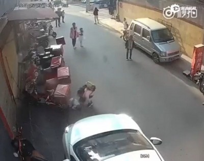结果还是来不及接住男童。