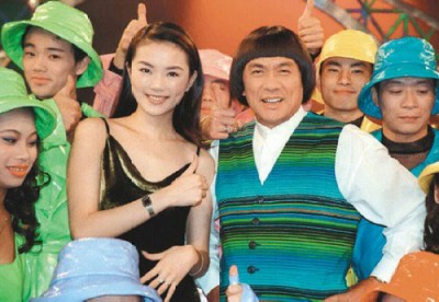 谢金燕(左)女大十八变,连猪哥亮都说自己“歹竹出好笋”。