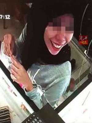 涉嫌偷走金饰品的女嫌犯。