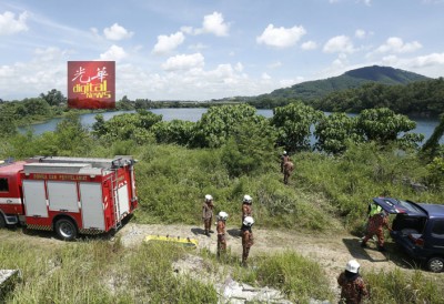 警方與消拯人員接獲投報後前往廢礦湖展開搜索行動。