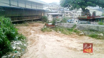 连续2小时豪雨使冷力河水位上涨,再次爆发水患。