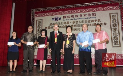 陈长发(左4)和杨礼昭(右3)移交教育基金为受贿学校代表。