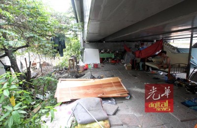 诺莱娜洗刷时,只能用木板布料遮掩,所以洗澡时都难以安心。