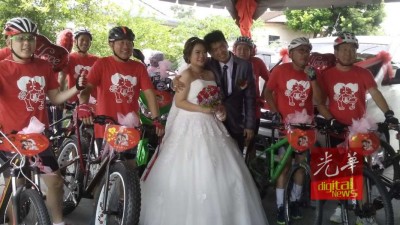 经过5公里长骑,新郎把美娇娘娶回家。