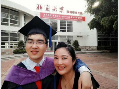 如今，這個兒子丁丁不僅從北京大學畢業，更飄洋過海進入美國哈佛大學就讀。