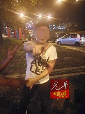 肇祸司机被救出后因在路人以“英文参杂中文 ”破口大骂。