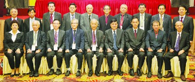 嘉联会新届中央理事合照,坐者左起赖美容、刘浩馨、黄观友、萧钦麟、李尧庆、陈晋宗、林柏辉、张济平及宋群礼。站者右6为丘才干。