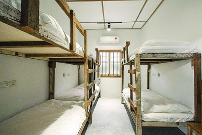张泰顺用建筑商送的原木,沿成睡床、几和木凳,异常扎实。