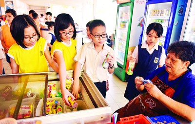 艳阳天里,冰淇淋成了大人小孩的最爱。