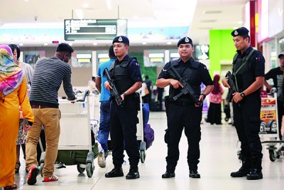 槟州警方增派人手到机场巡逻。