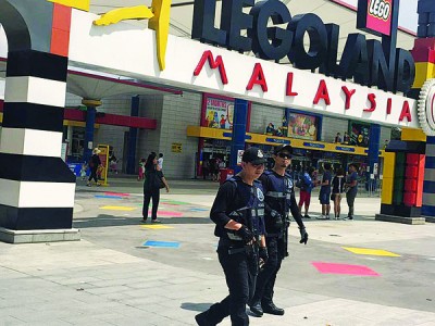 人口潮众多之乐高乐园,维护工作还是不容有失。