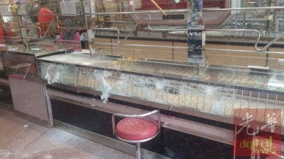 劫匪敲破玻璃展示柜,却打不断安全铁枝,抢不了金饰。