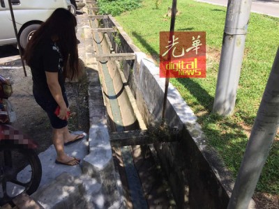 疑似老妇失足掉落的住家附近大水沟。