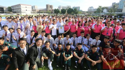 怡保三德中学周一以“全马最大幅的百家被”被列入大马纪录大全,黄枫伟移交证书给黄淑贞,由刘瑞裕见证。