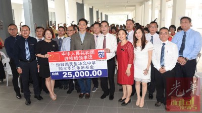 吴骏(右7)移交拨款予盛秀莲(左4),出于吴文宝(左6自打)、黄继梁、叶谋接及卢思冰(右6)顶人口见证。