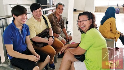 古珅休(左2)周四晚才买火车票。