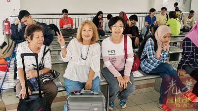 陈德金(左起)、陈金好及陈金爱首次乘搭火车。