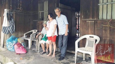吴平凡(右1)本身会不时去慰问林戴莉一家。