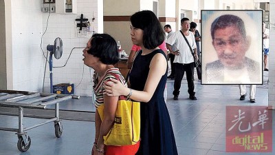 死者陈意春(小图)遗体被火化时,妹妹陈玉凤情绪崩溃,由志工在一旁安抚。