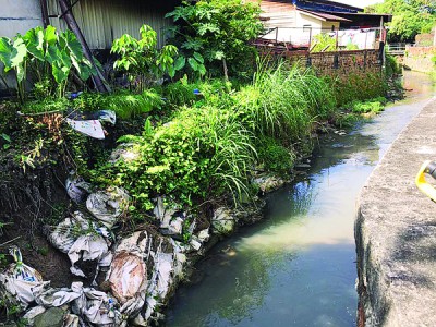 其中一家住户欲自行加高防洪墙,要求保留铁支,不料却被指修建工程“留手尾”。
