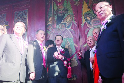 槟榔屿广福宫理事会主席邱吉寿主持观音宝殿启锁仪式,其左旁为槟首长林冠英。