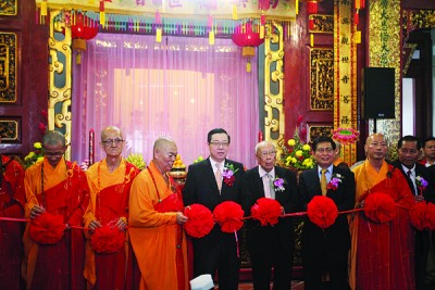 拉彩仪式,左起继传法师、文建长老、日恒长老、林冠英、邱吉寿、黄得轩、贤观法师、黎兆荣。