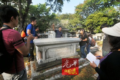 红毛路古迹坟场是槟岛的一个古迹区景点。