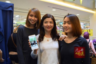 成功拍摄到张智霖的颜女士,开心地向记者展示她的“战绩”。