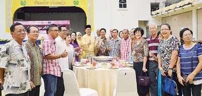 沙希淡偕夫人与出席门户开放的玻州马华合影。