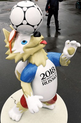 2018年世界杯吉祥物西伯利亚平原狼“扎比瓦卡”也在洲际杯赛向大家打招呼。