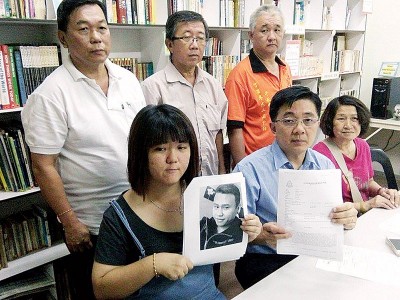 王爱玲(因者左)鉴于巫程豪、邹凤娣与吴安伟(后排左起)、李志贤与吕宝源的伴随,举行记者会叙述详情。