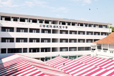 修道院国民型华文中学第5层楼新校舍启用上课了。