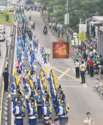 锺灵三校28个制服团体参与嘉年华会大游行,热闹无比。